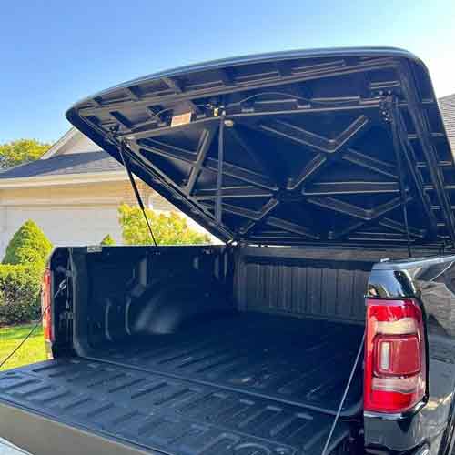 Hinged truck bed cover